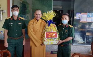 Ban chỉ huy quân sự huyện Lộc Ninh thăm và tặng quà chúc mừng giáo hội