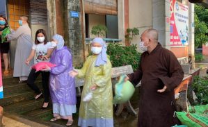Phật giáo huyện Bù Đăng chia sẻ với người dân cùng chung tay vượt qua dịch bệnh