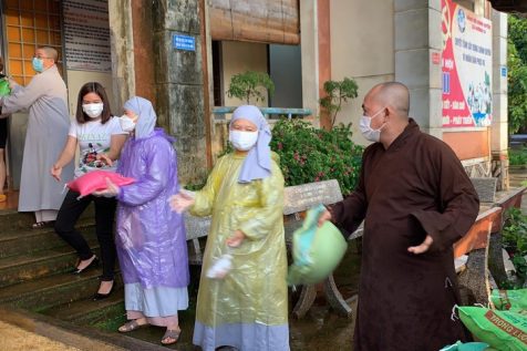 Phật giáo huyện Bù Đăng chia sẻ với người dân cùng chung tay vượt qua dịch bệnh