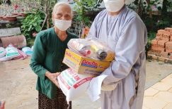 Phật giáo Lộc Ninh tặng quà đến bà con đồng bào khó khăn