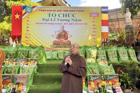 Bù Đăng:Tăng quà cho bà con đồng bào dân tộc nhân Đại lễ tưởng niệm Đức Thánh Tổ Ni Đại Ái Đạo