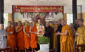 Bình Phước: Ban Trị sự Phật giáo tỉnh chúc mừng Tết Chôl Chnăm Thmây đến chư Tăng chùa Sóc Lớn