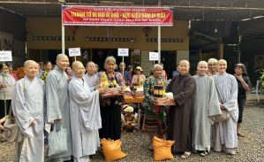 Bù Đăng: Chùa Phổ Quang huyện Bù Đăng tặng quà cho đồng bào Stiêng