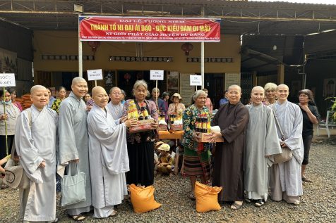 Bù Đăng: Chùa Phổ Quang huyện Bù Đăng tặng quà cho đồng bào Stiêng
