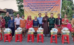 Bù Gia Mập: Ban Trị sự Phật giáo Bù Gia Mập trao quà đến hộ gia đình chính sách và đồng bào có hoàn cảnh khó khăn