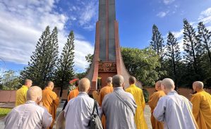 Ban Trị sự Phật giáo huyện Bù Đăng tưởng niệm tại Nghĩa trang Liệt sĩ huyện