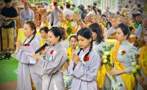 Chùa Pháp Lạc tổ chức lễ Vu lan dâng pháp y và lễ Đại tường cho ca sĩ Phi Nhung