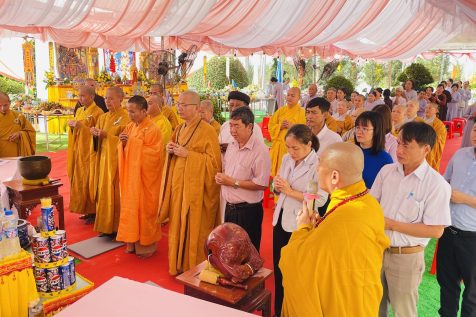 Phật Giáo Huyện Bù Đăng Dâng Hương Tưởng Niệm Và Cầu Siêu Tại Nghĩa Trang Liệt Sĩ Huyện